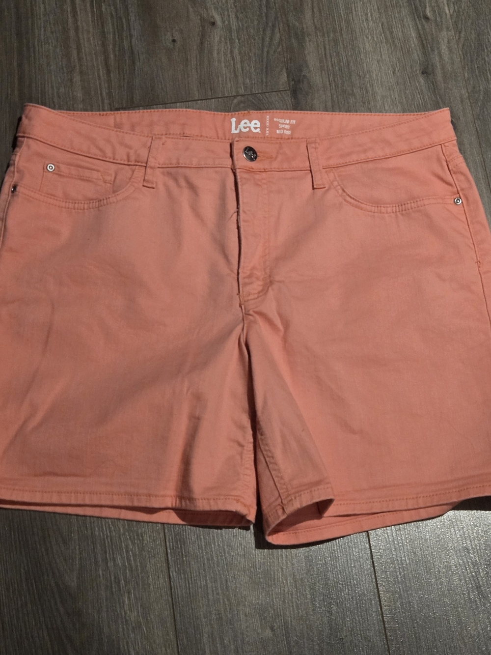 Lee Women's Mid-Rise Shorts size 16M Regular Fit in Persimmon